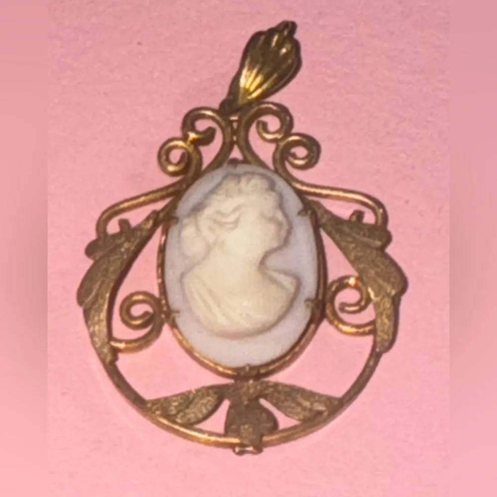 🫶🏻 Ladies classic cameo porcelain/gold ladies head pendant. - Picture 1 of 3